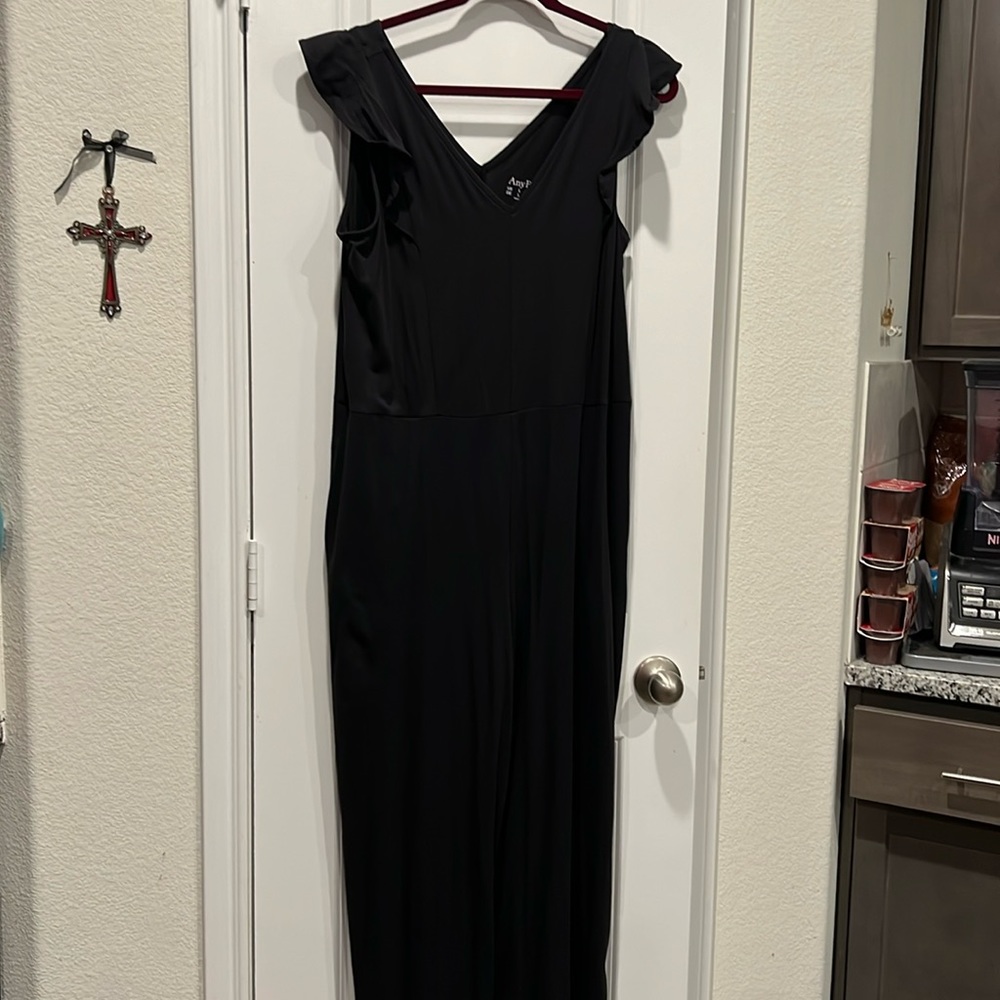 NWOT. Ladies jumpsuit byAnyBody. Cap ruffled sleeves. Loose fit. Black, Size L.